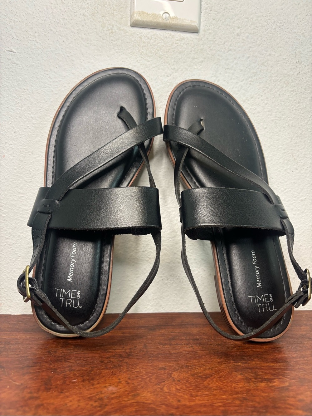 TIME & TRUE NWOT BLACK MEMORY FOAM STRAPPY SANDALS SZ 7 - Picture 3 of 6